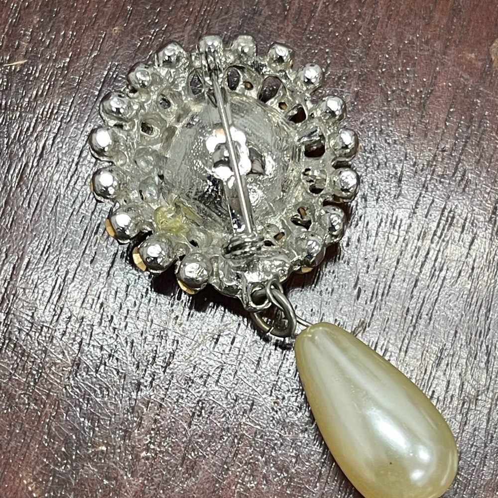 Pearl Drop Brooch - Picture 2 of 4